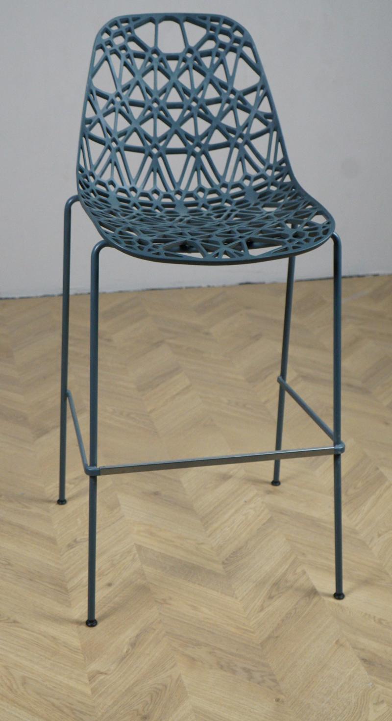 Crassevig Nett barstol i blå med 82 cm siddehøjde – frontvisning, velegnet til både inde- og udendørs brug.